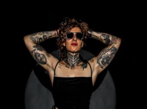 cuello tatuajes de laureles en el pecho